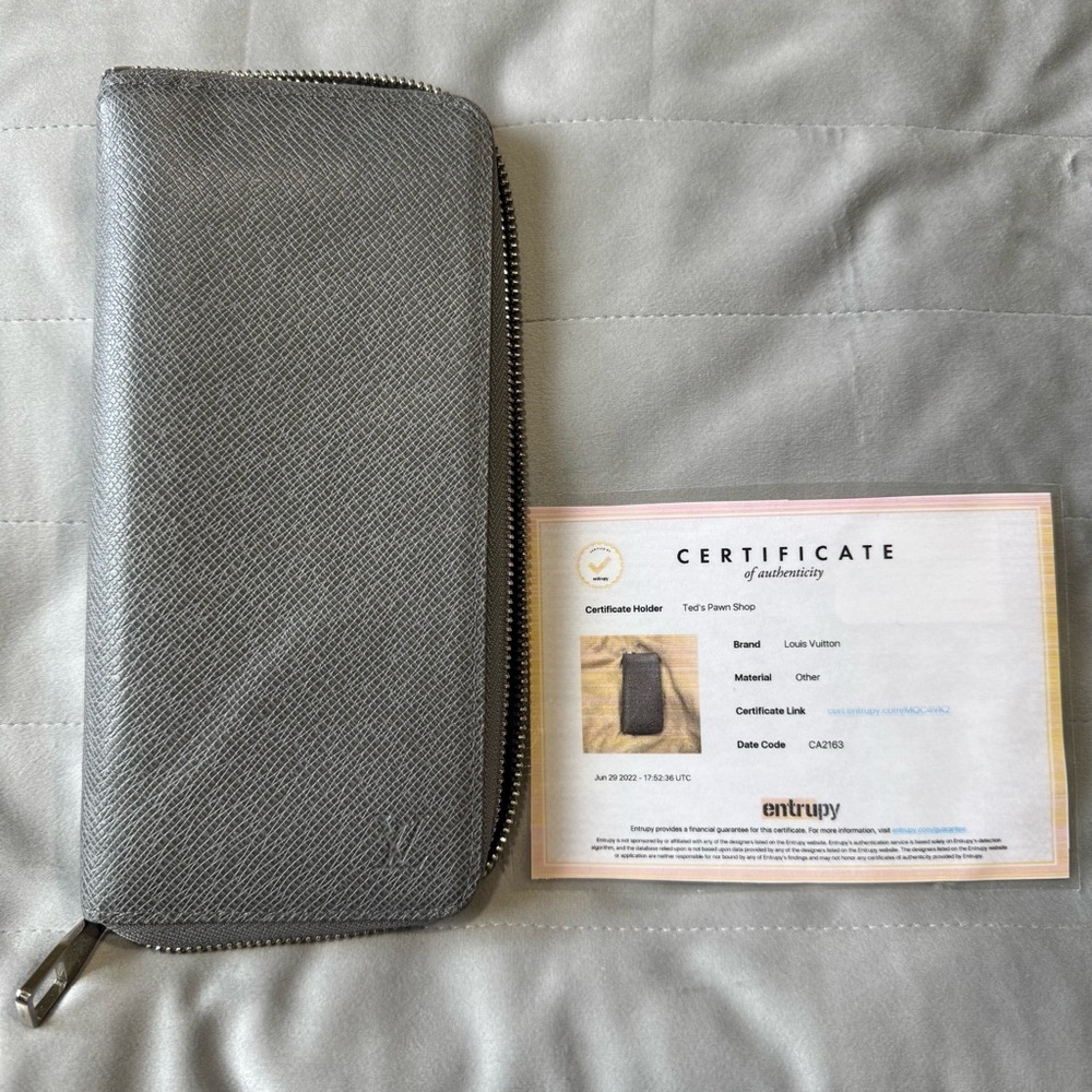 Louis Vuitton Gray Zipper Taiga Leather Wallet